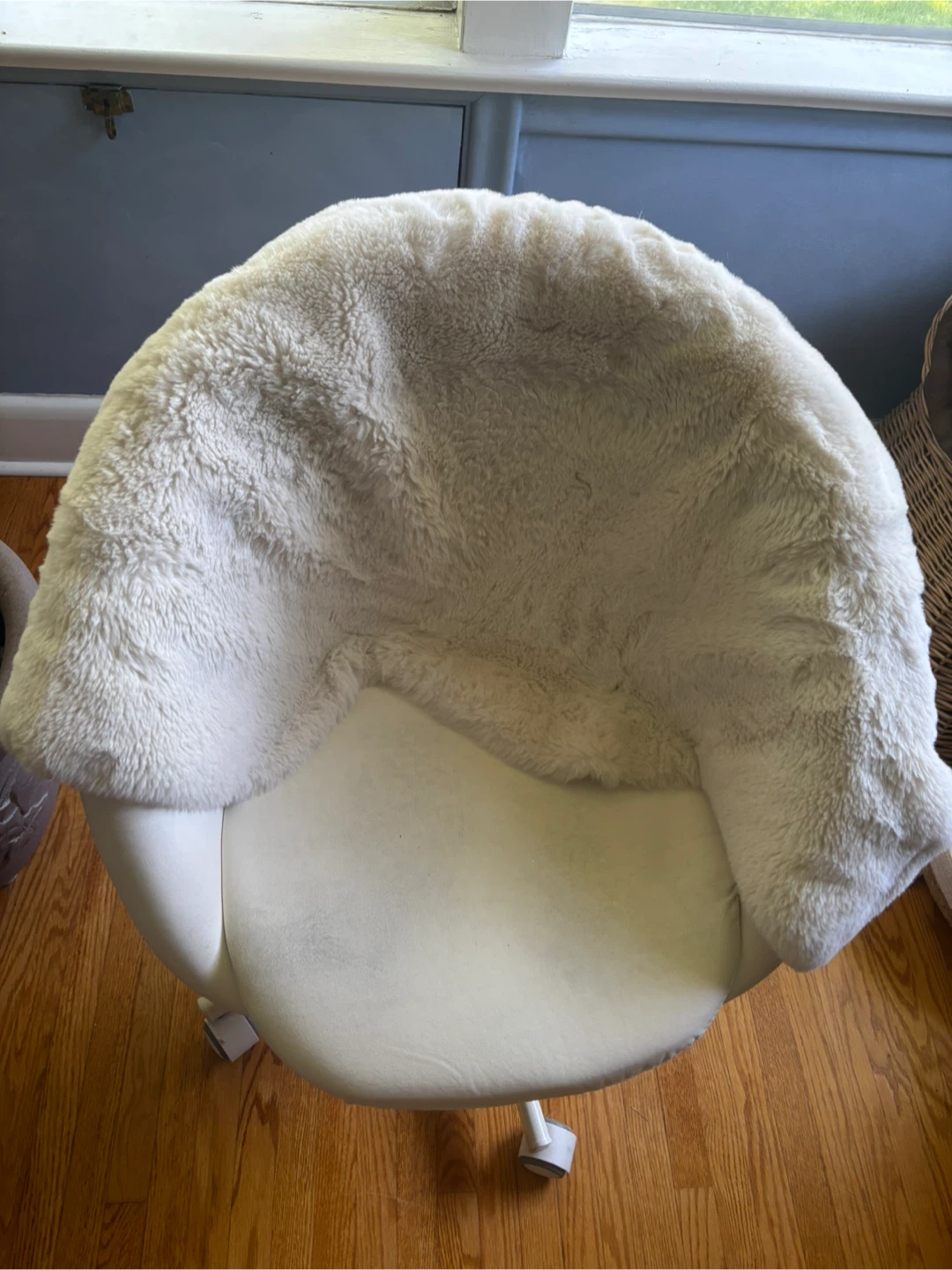 Faux Fur Swivel Chair - photo 3