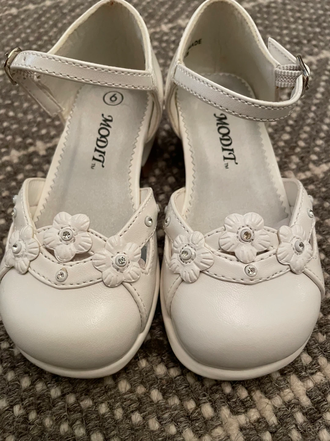 Moditt White Flower Dress Shoes Size 6