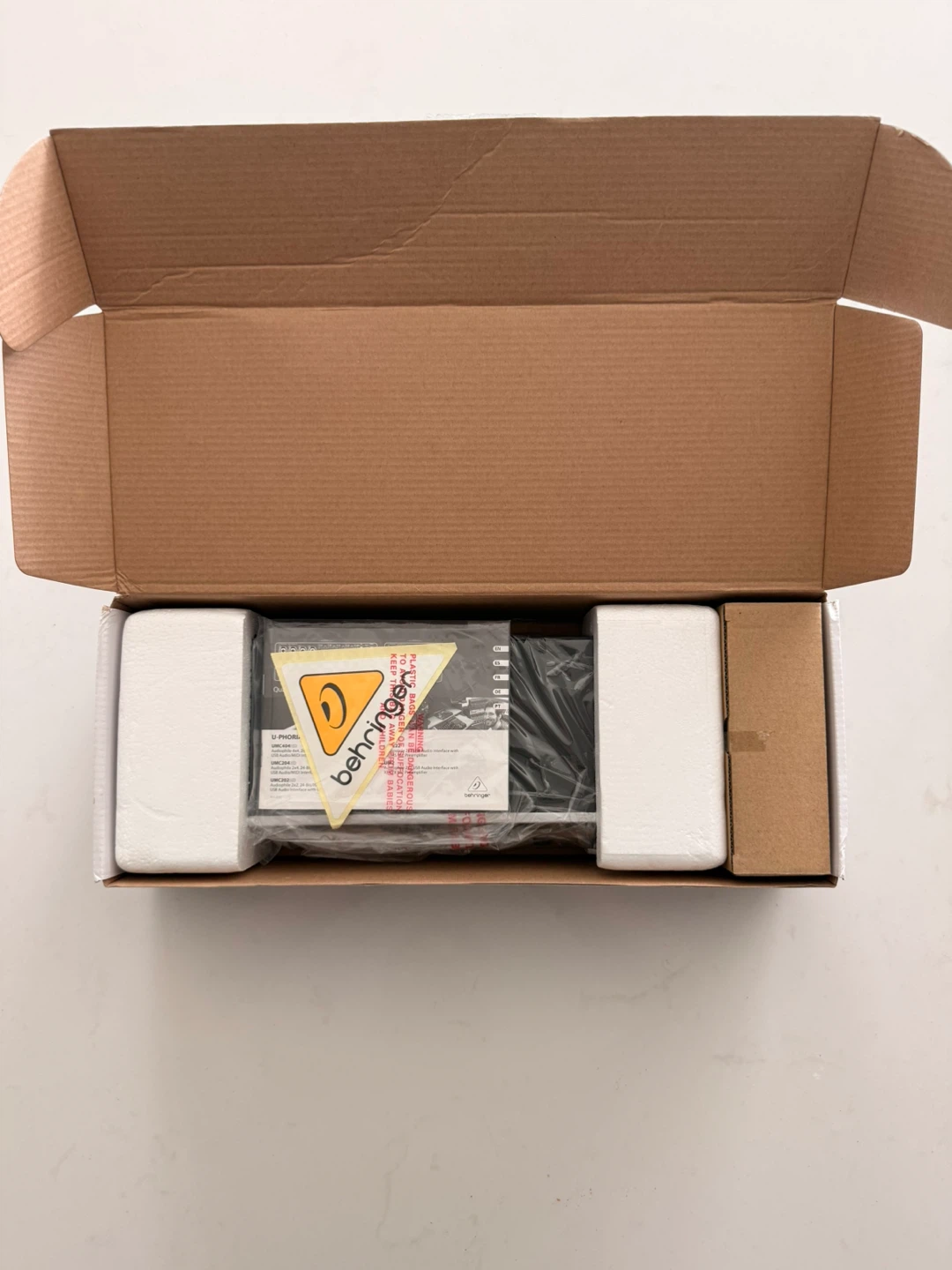 $110 UNOPENED Behringer UMC 404HD - photo 2