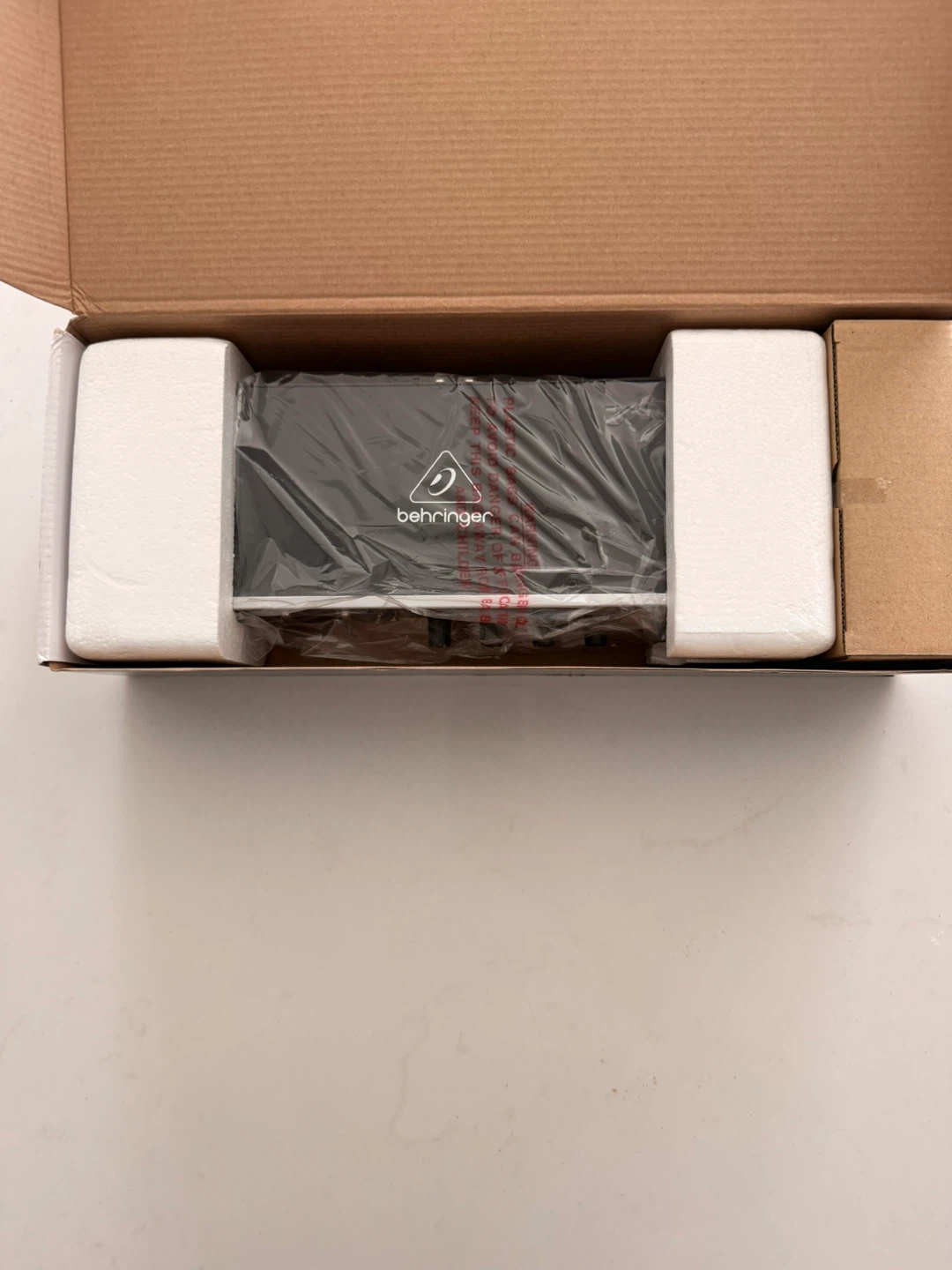 $110 UNOPENED Behringer UMC 404HD - photo 3