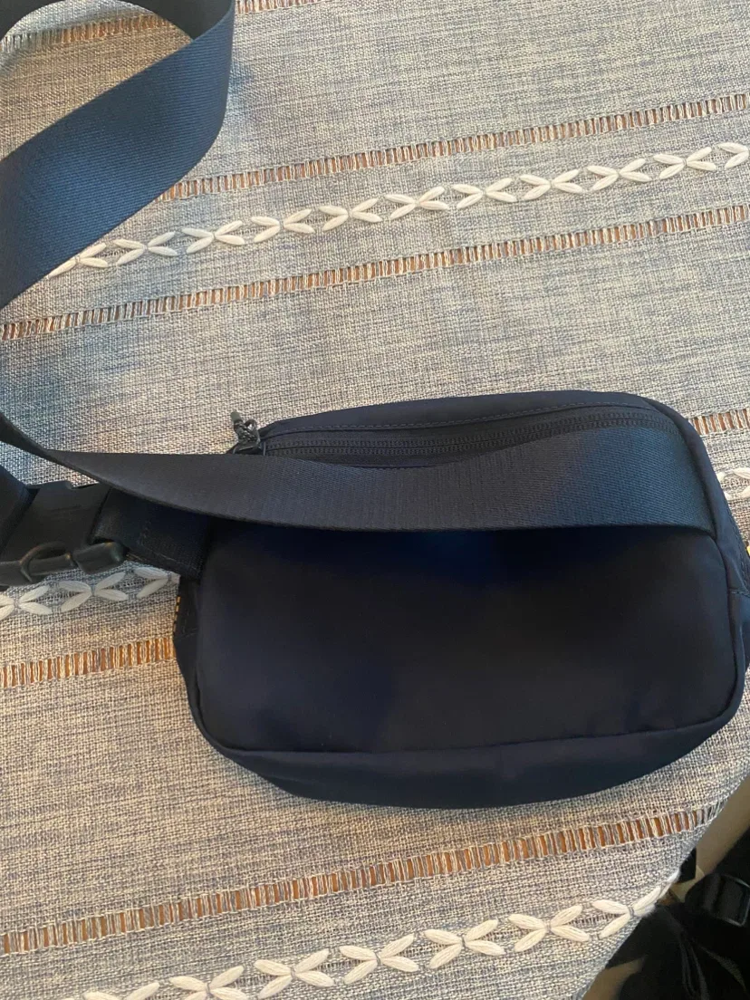 Lululemon Everywhere Belt Bag - photo 2