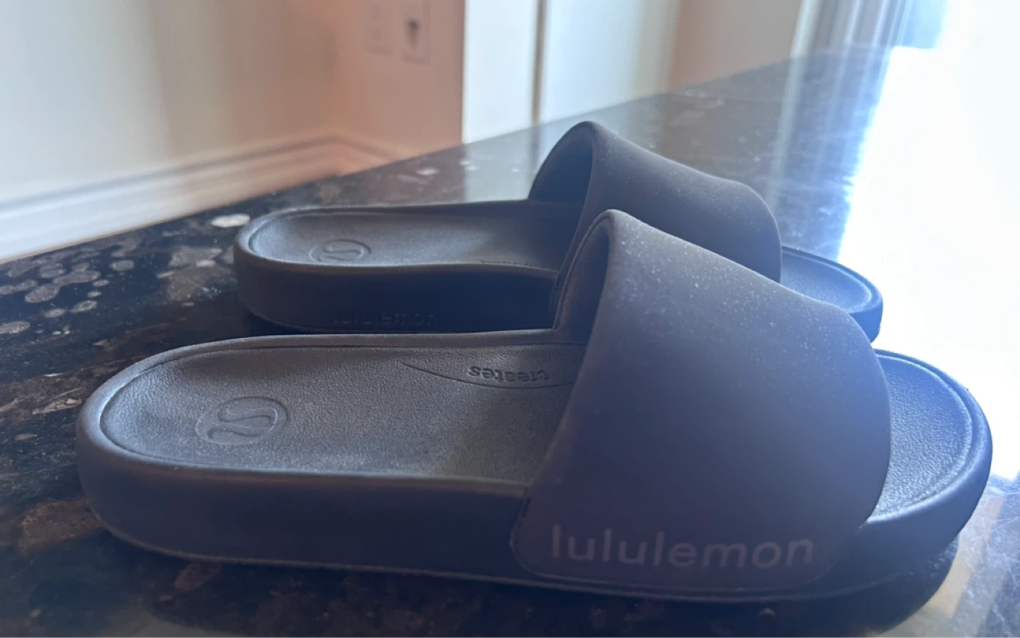 Lululemon Slides Size 8 - photo 2