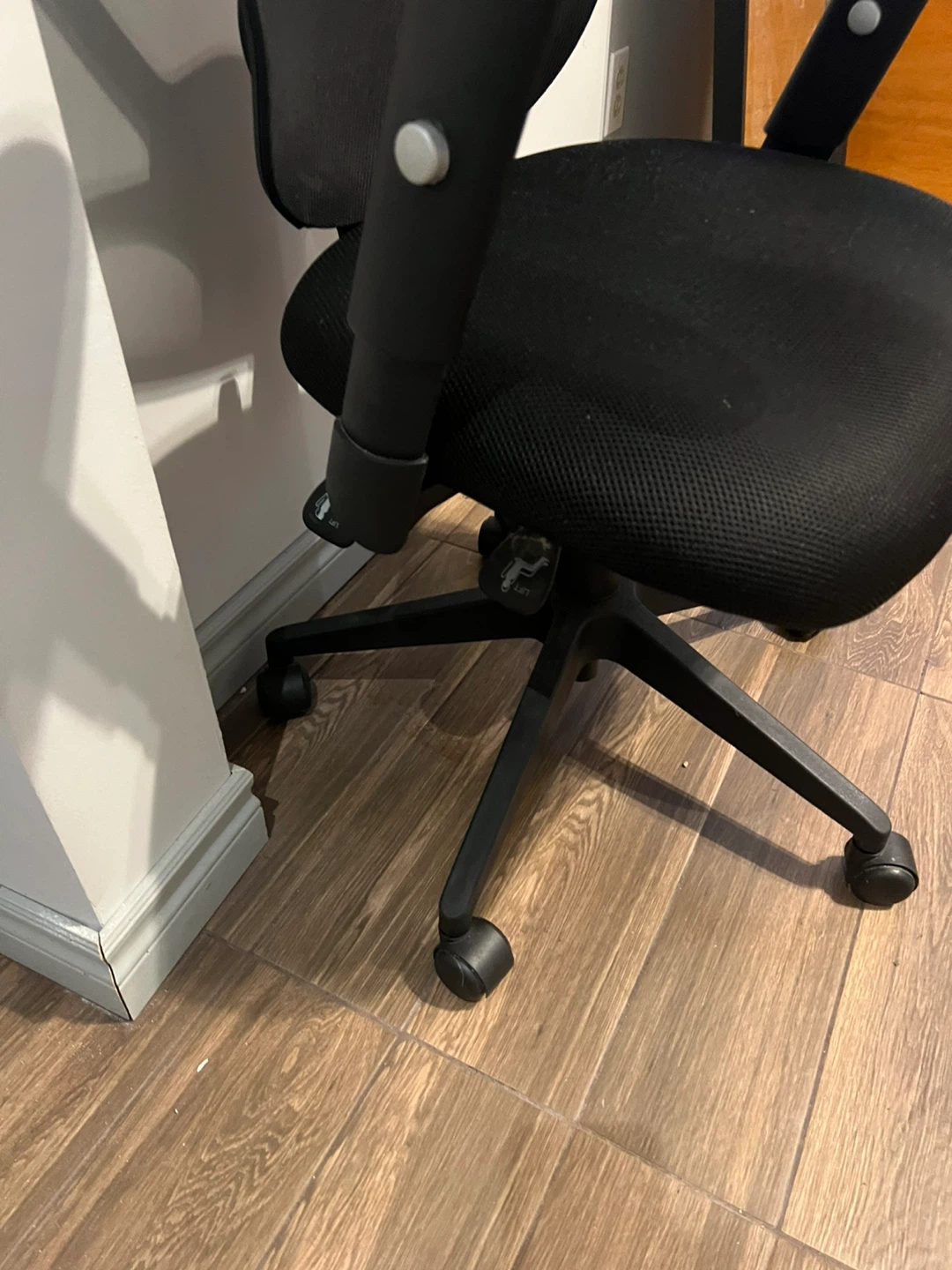 Black Mesh Office Chair - photo 2
