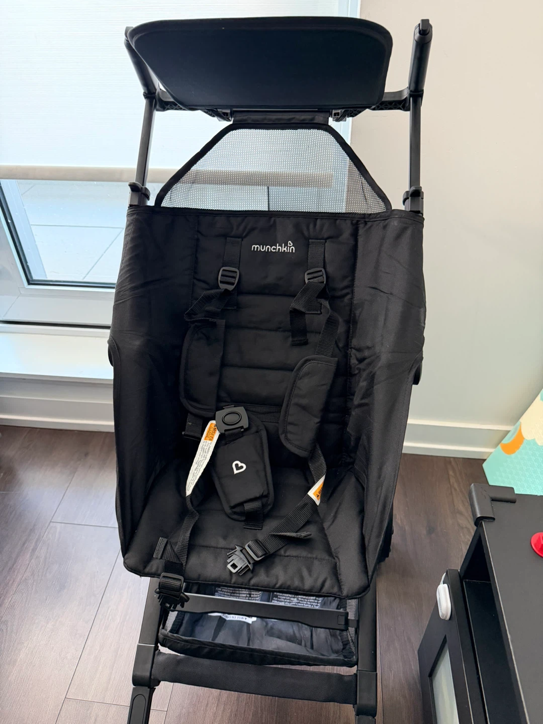 Munchkin Sparrow Lightweight Travel Stroller - Black - photo 5