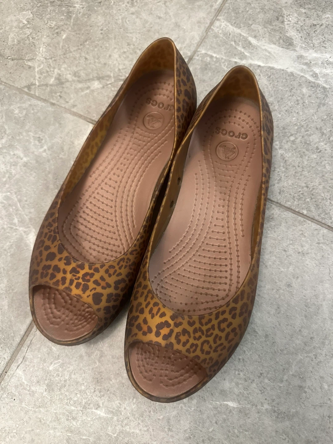 Crocs Women's Leopard Print Size 6