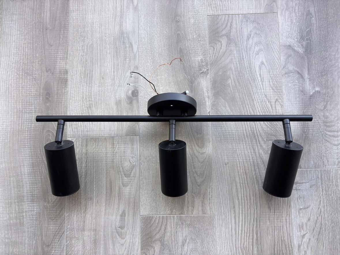 3-Light Track Ceiling Fixture – Excellent Condition - photo 4