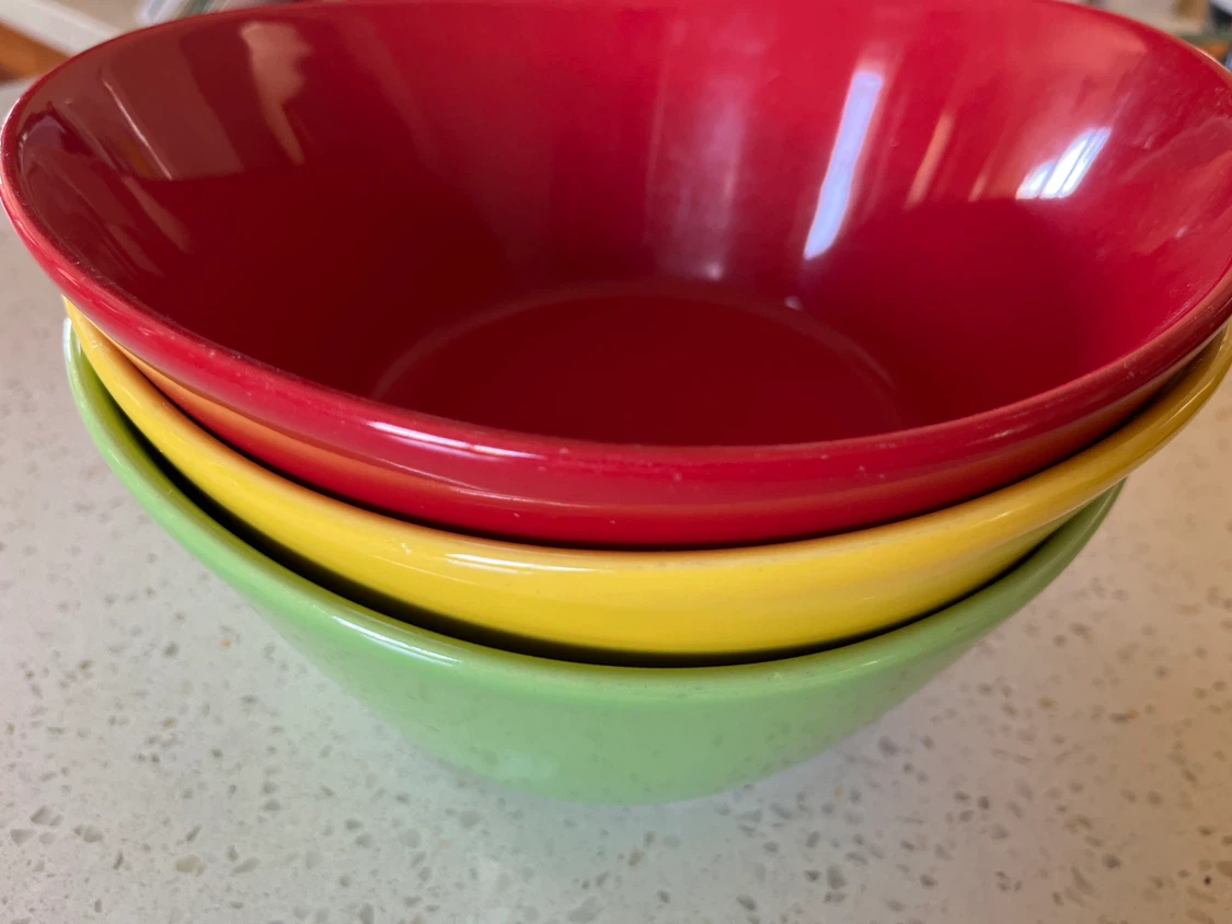 Set of 3 colourful serving bowls