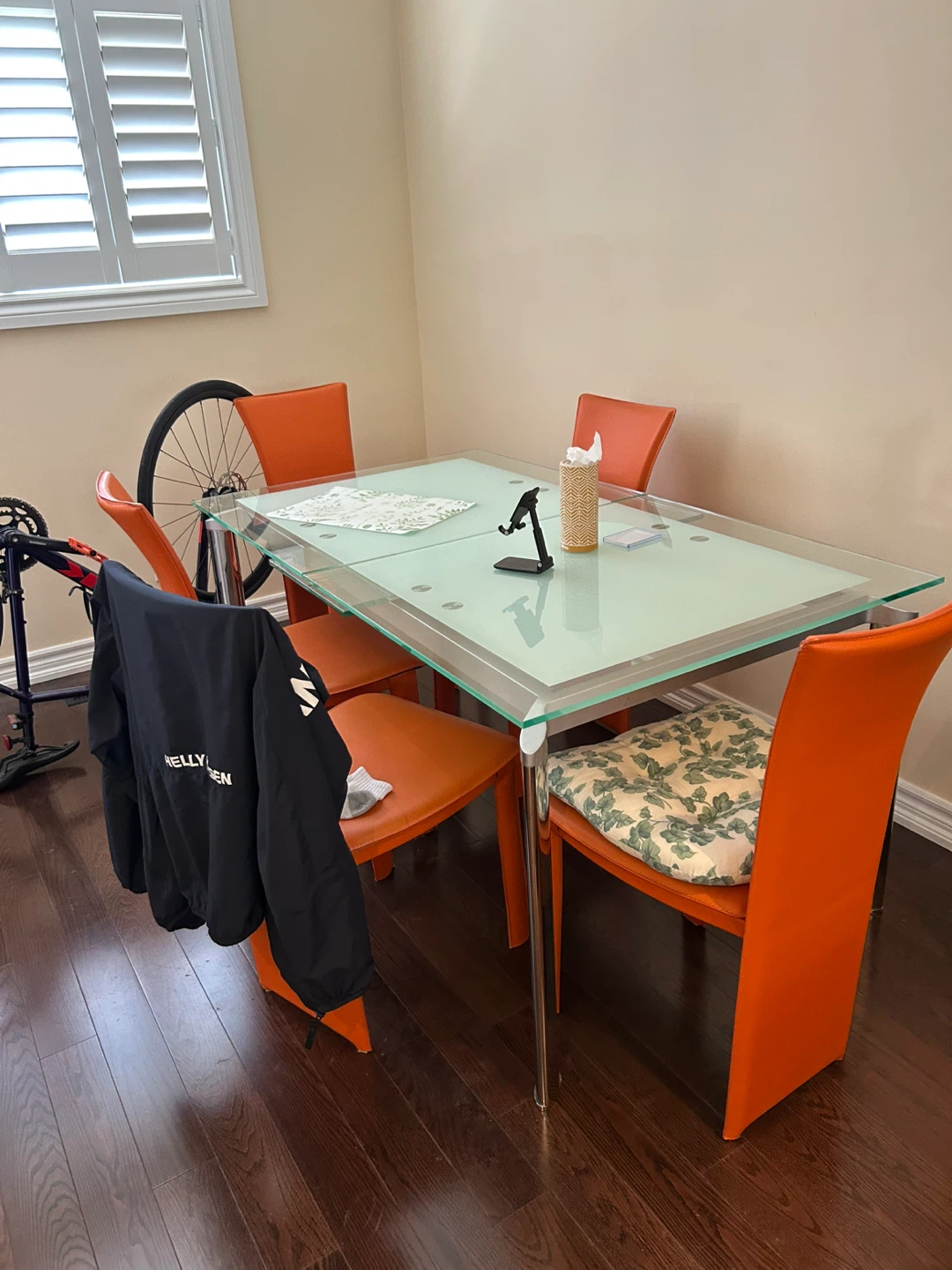 Glass extendable Dining Table with 6Orange Chairs