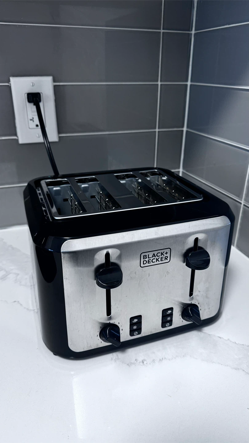 Black+Decker 4-Slice Toaster – Excellent Condition - photo 2