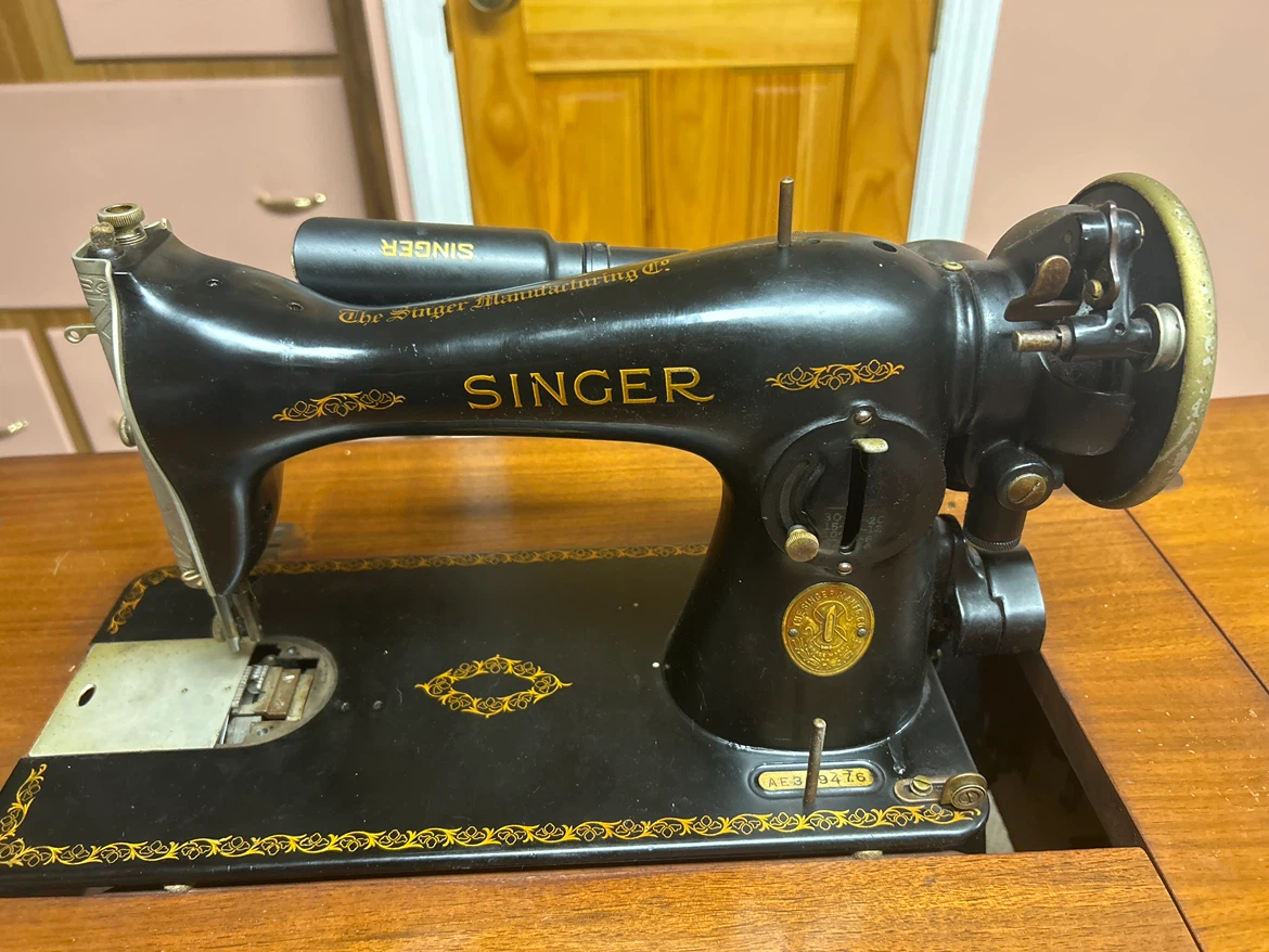 Vintage Singer Sewing Machine with Cabinet - photo 2