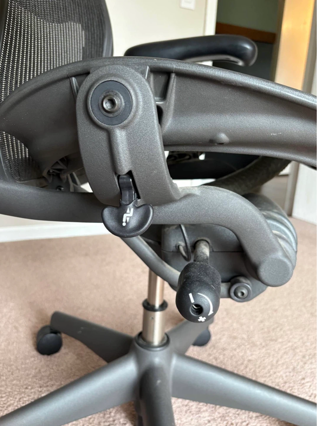 Herman Miller Aeron Chair - photo 3