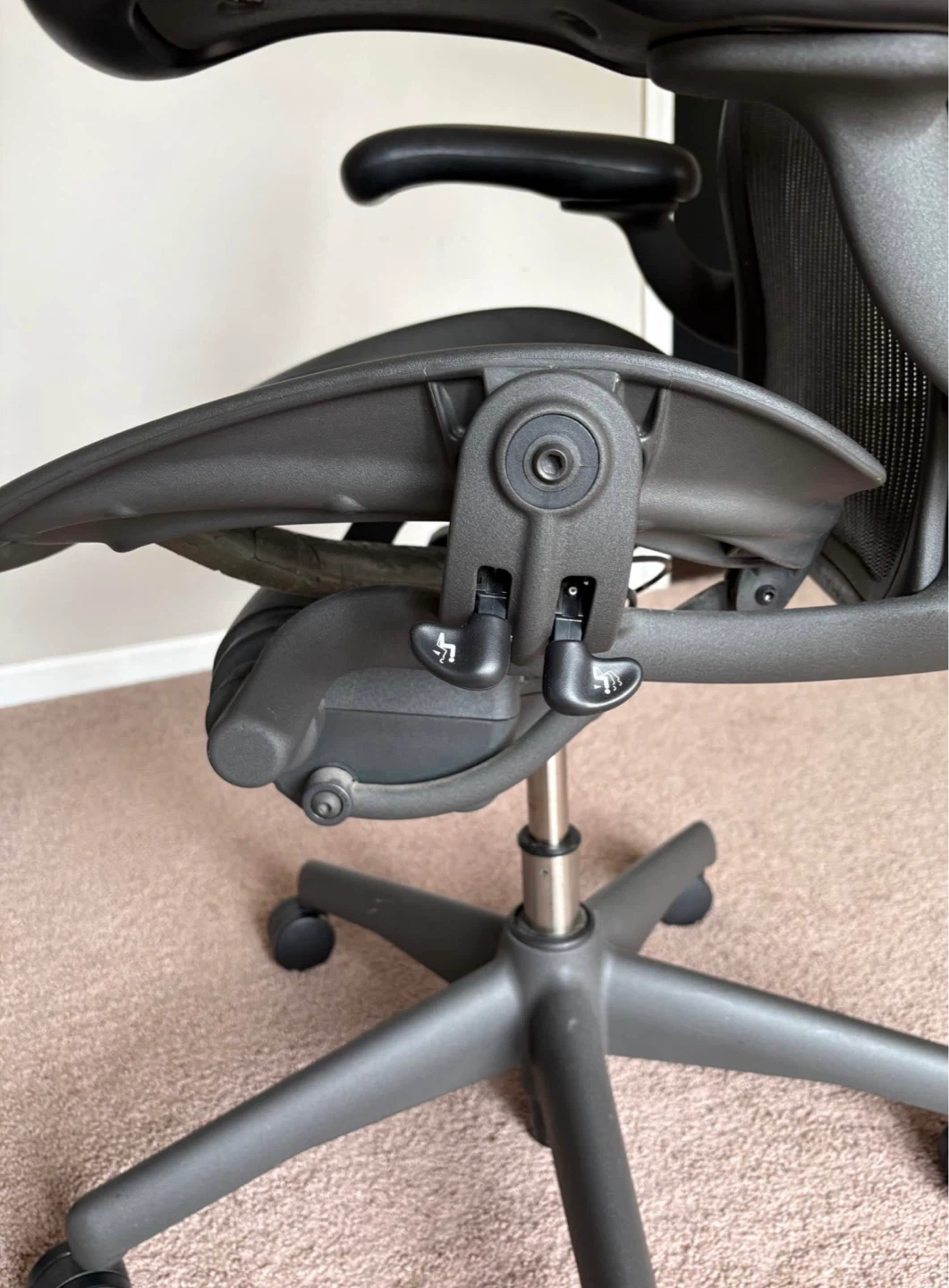 Herman Miller Aeron Chair - photo 4