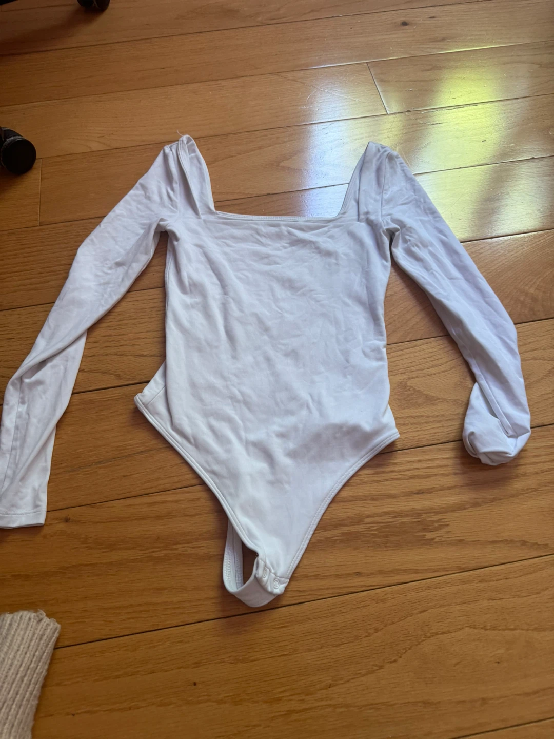 aritzia White Long Sleeve Bodysuit contour