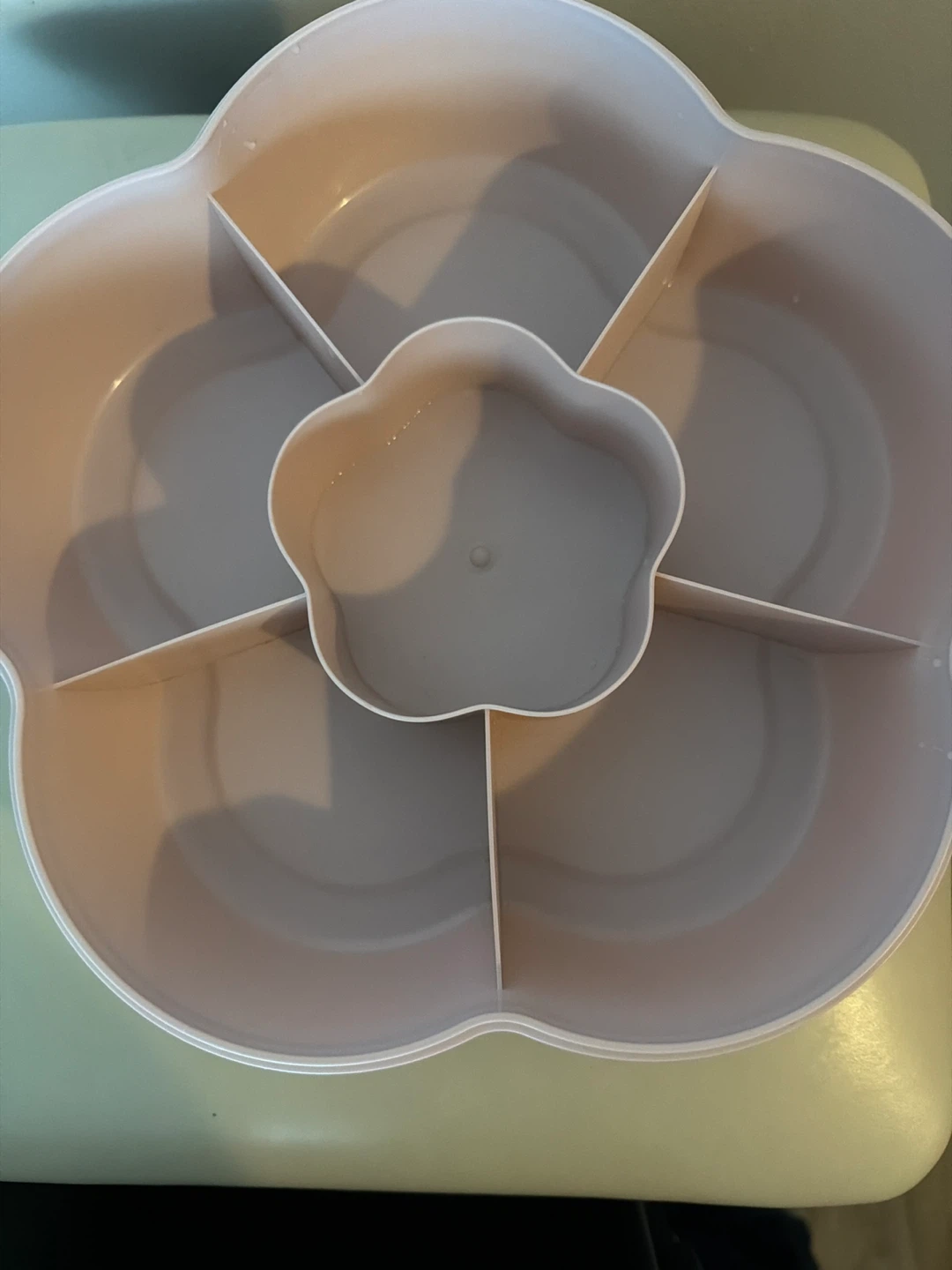 Free Flower-shaped serving tray with lid