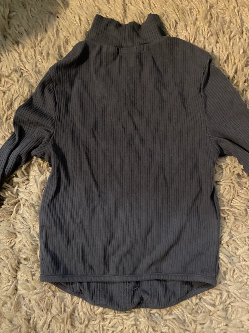 Grey turtleneck with bust window - photo 2