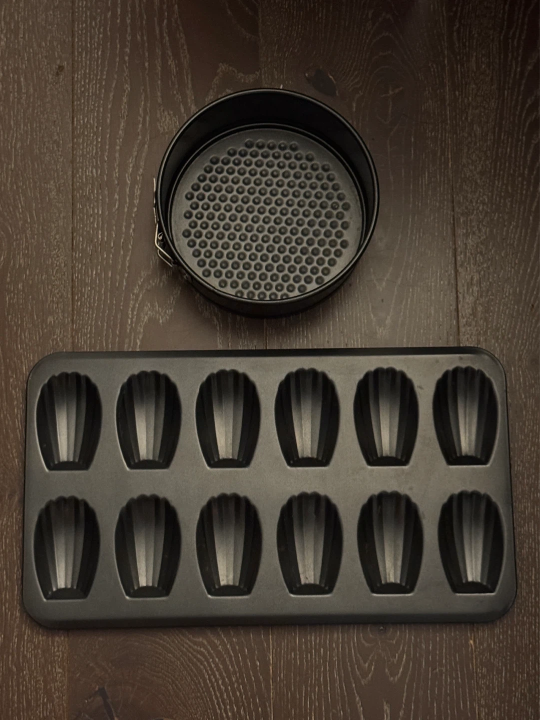Madeleine Pan and Round Cake Pan