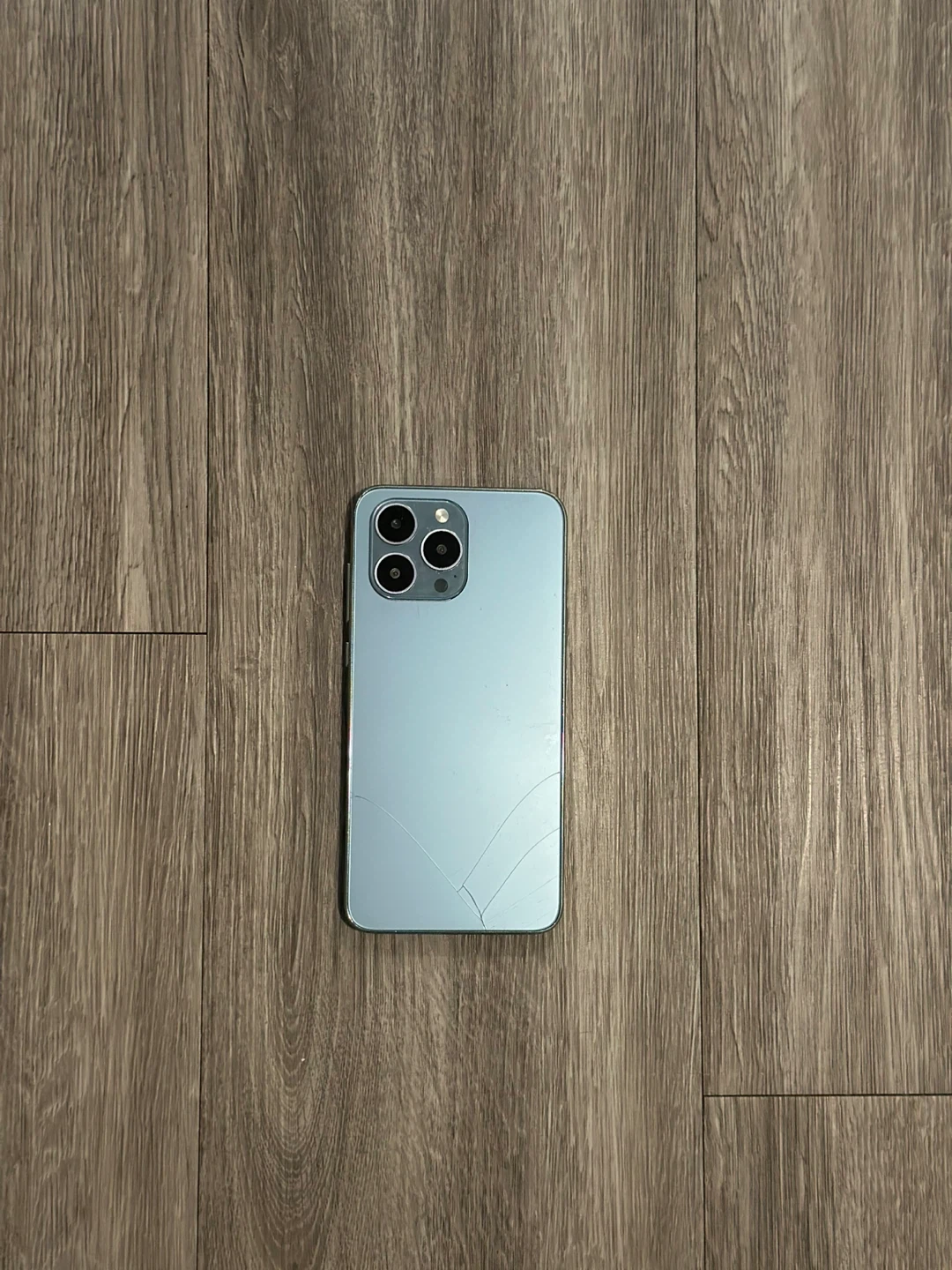 Android that looks like an Apple iPhone 13 Pro?!