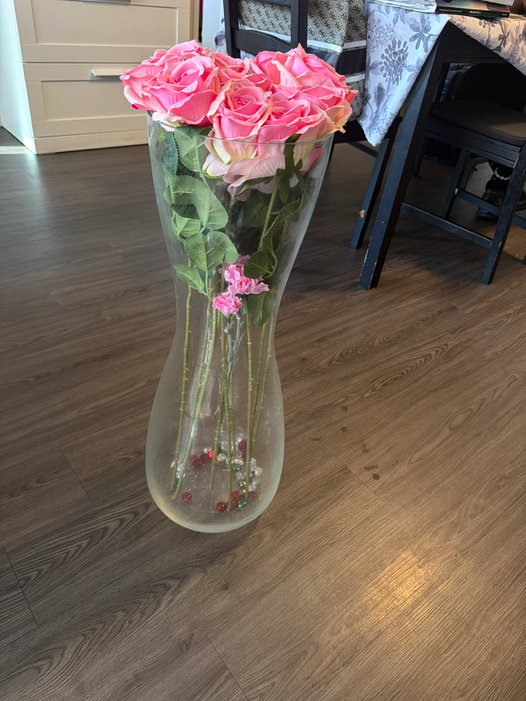 Large glass vase with pink roses