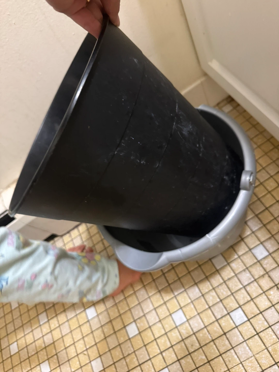 Gray Plastic Trash Can with Lid - photo 2