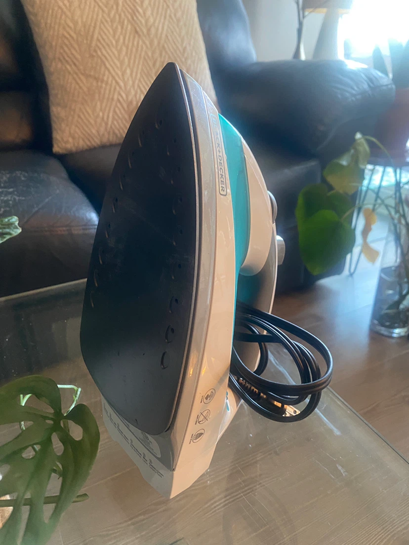 Free Black+Decker Steam Iron - photo 2