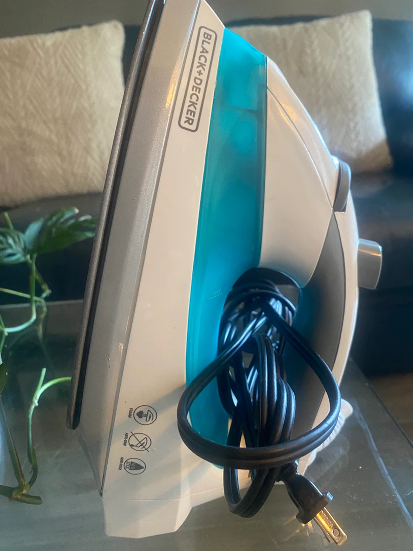 Free Black+Decker Steam Iron - photo 3