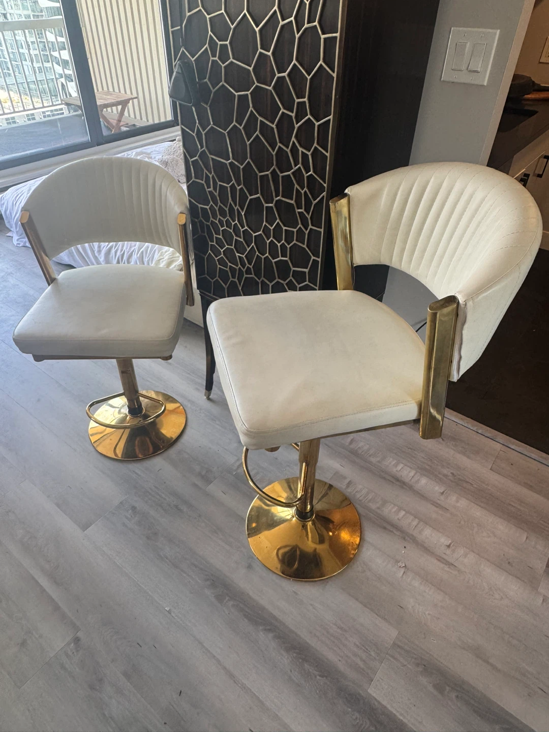 Set of 2 White/cream Bar Stools with Gold Base