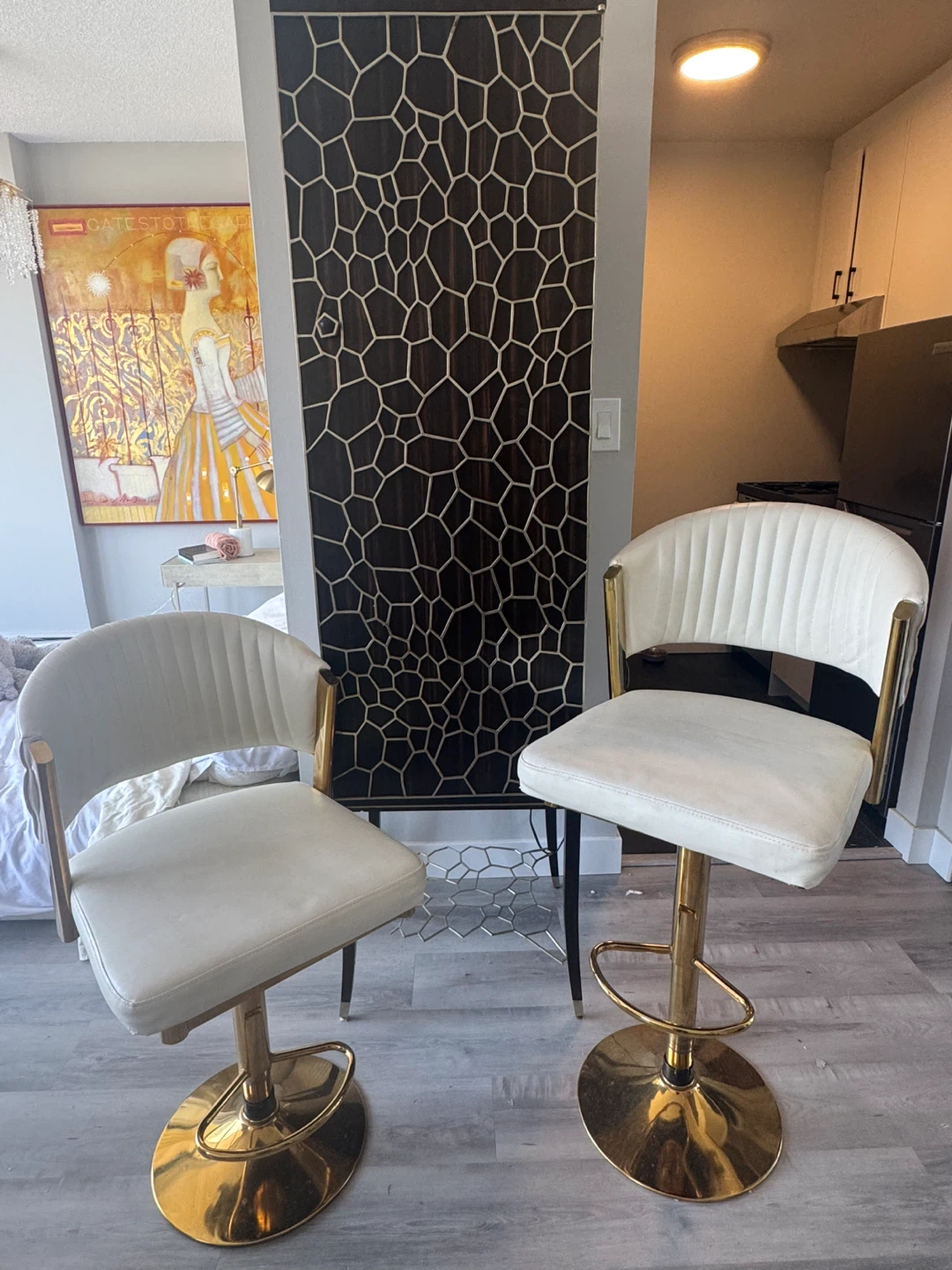 Set of 2 White/cream Bar Stools with Gold Base - photo 2