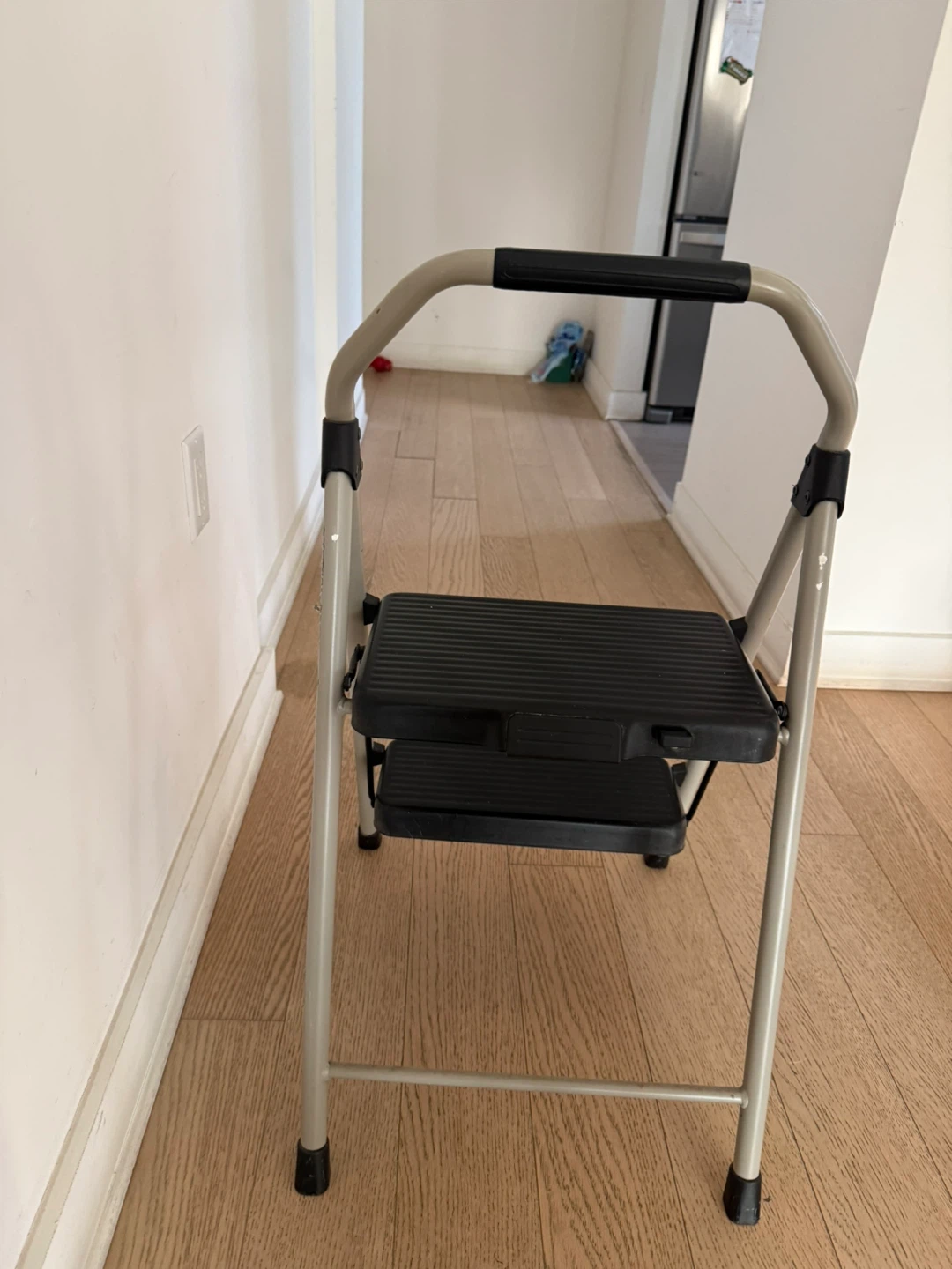 Gorilla Ladders 2-Step Stepladder - photo 3