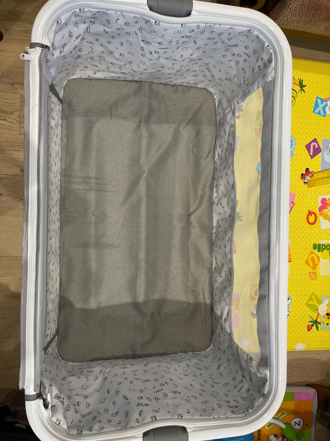 Bassinet with mattress, net and removable changing table