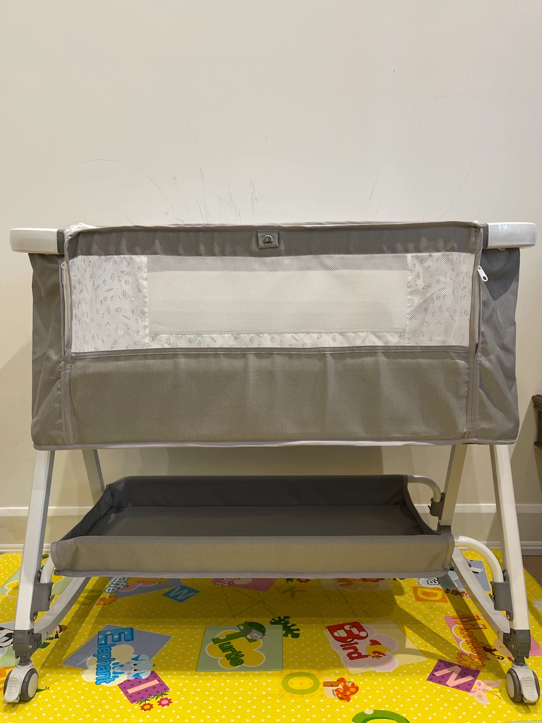 Bassinet with mattress, net and removable changing table - photo 2