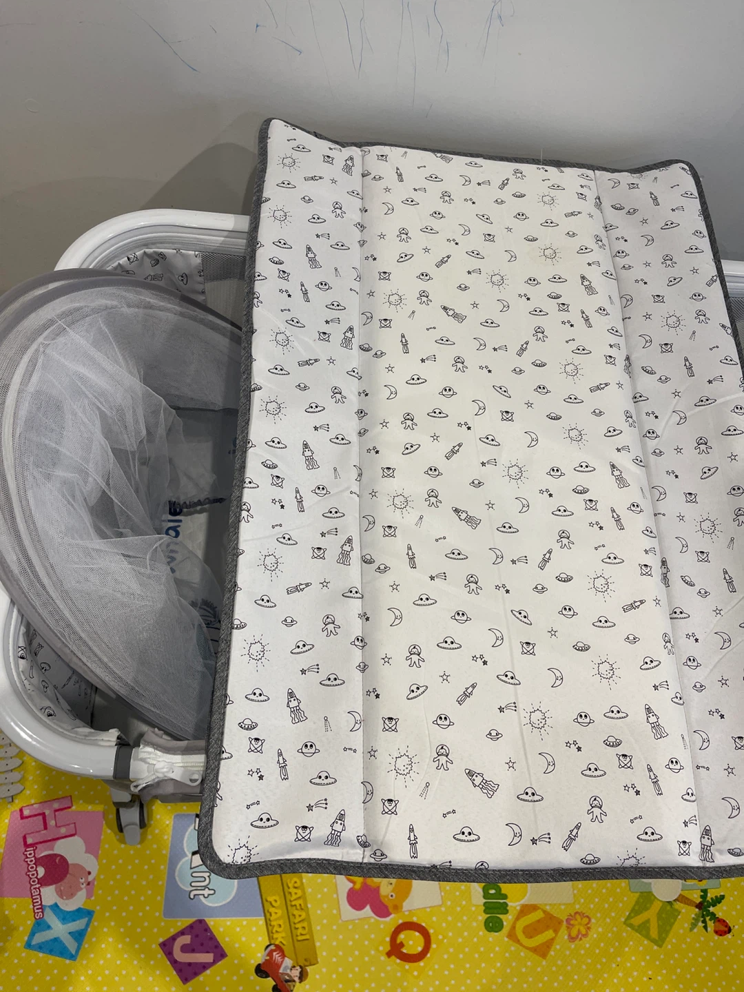 Bassinet with mattress, net and removable changing table - photo 4