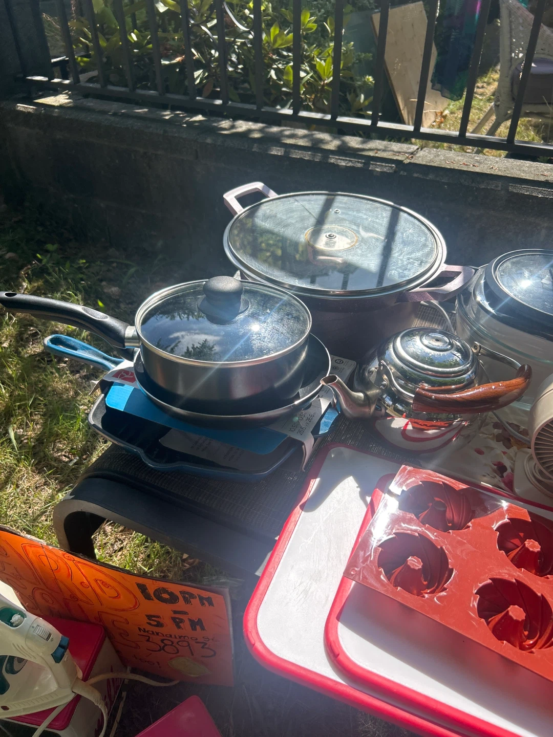 Kitchen appliances and pots - photo 2