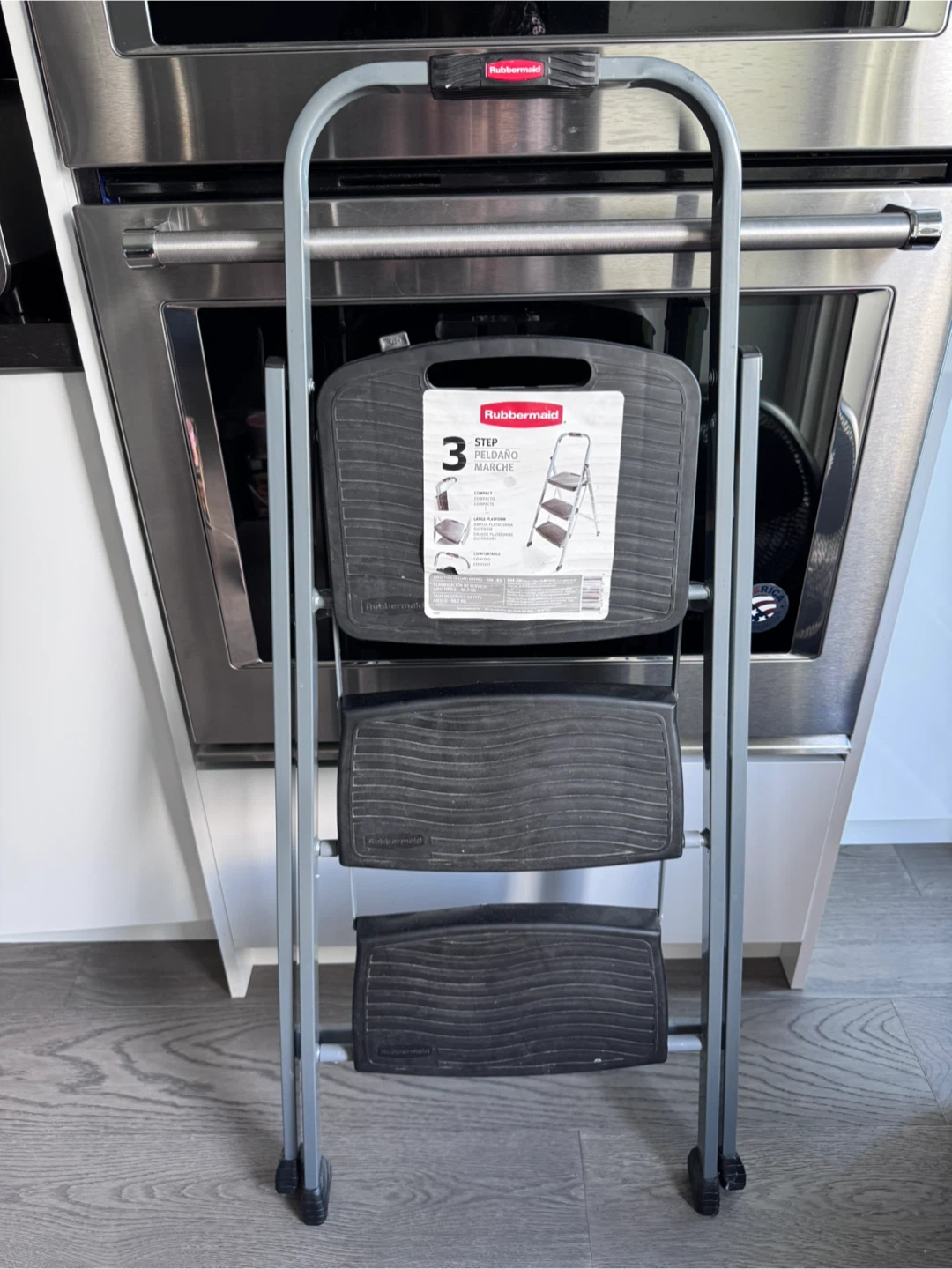 Sturdy Rubbermaid 3-Step Ladder - photo 2