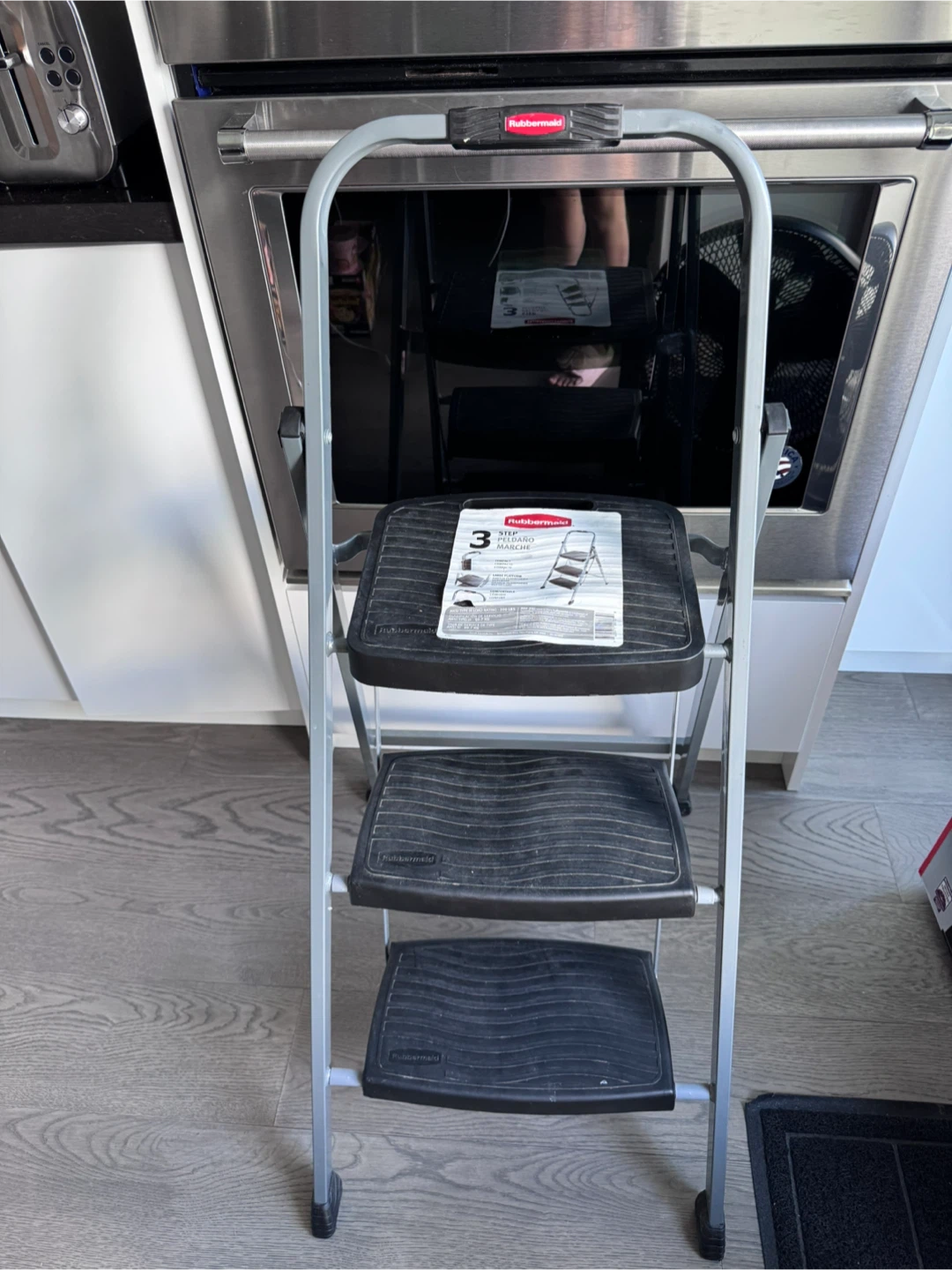 Sturdy Rubbermaid 3-Step Ladder - photo 3