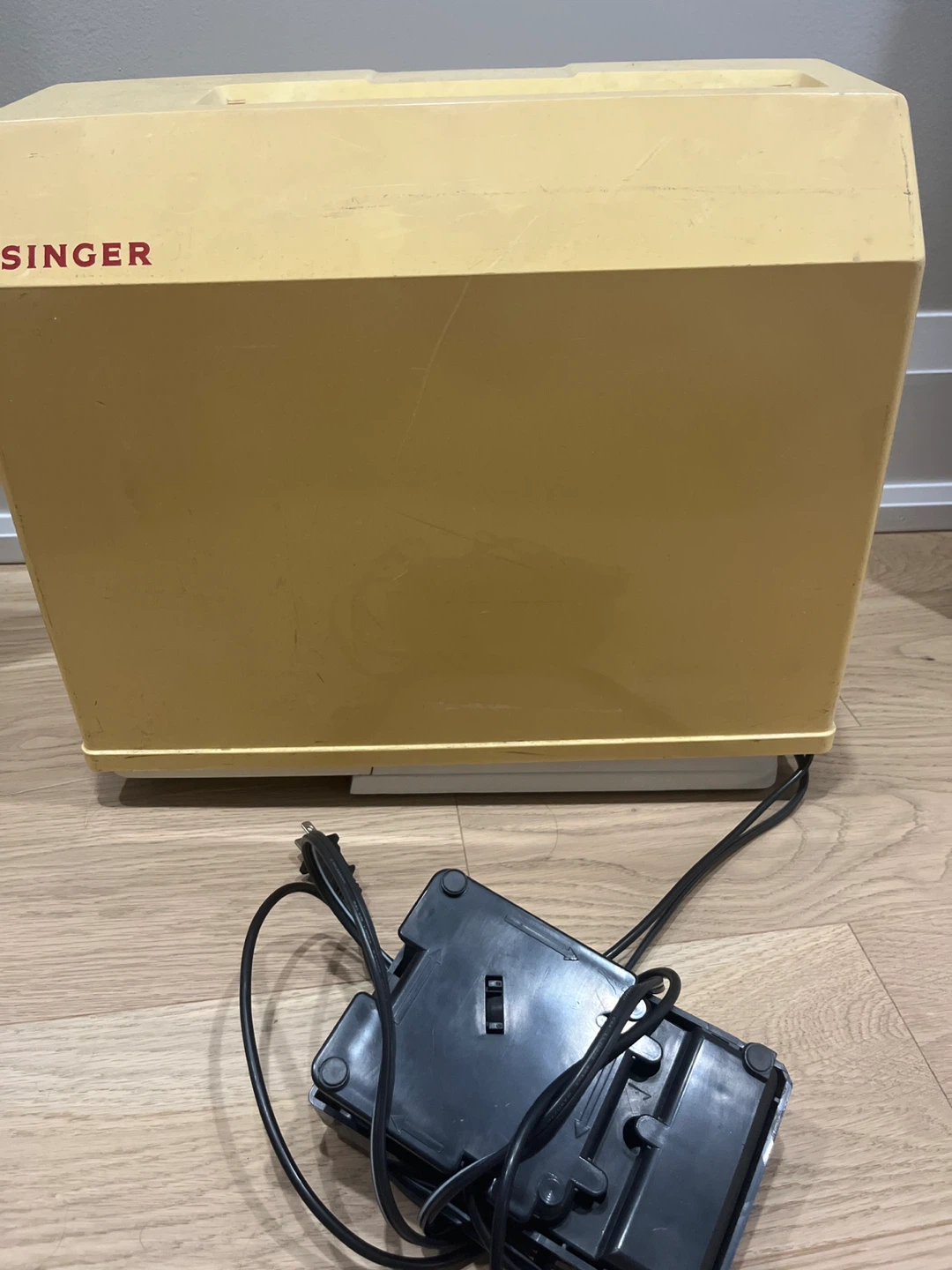 Singer Sewing Machine - photo 2