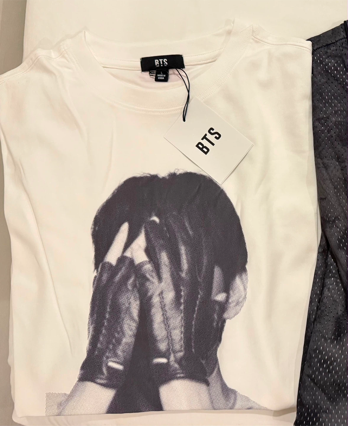 official BTS V Arirang V face T-Shirt - photo 2