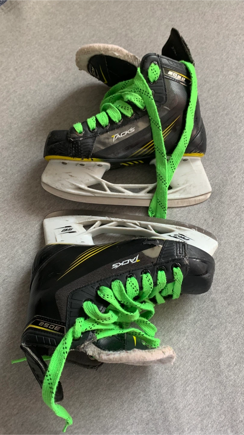 CCM Tacks Ice Hockey Skates ~ Size 2 Youth