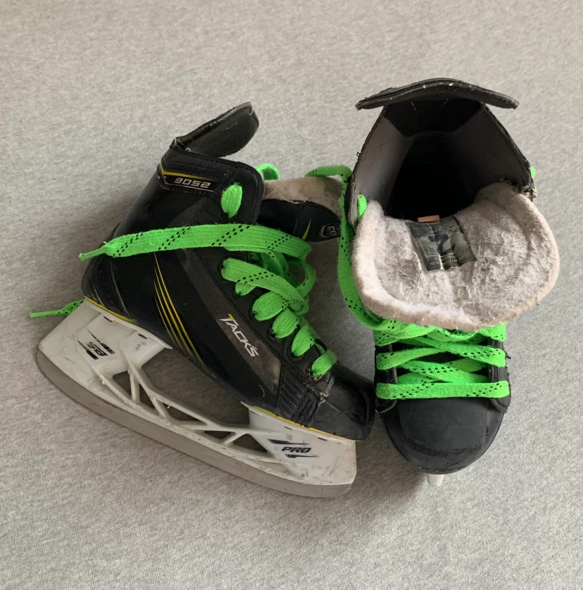 CCM Tacks Ice Hockey Skates ~ Size 2 Youth - photo 2