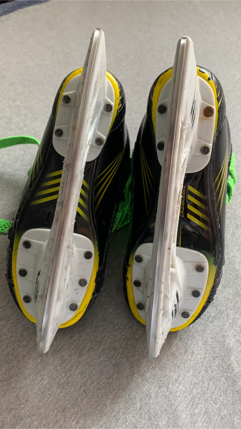 CCM Tacks Ice Hockey Skates ~ Size 2 Youth - photo 3