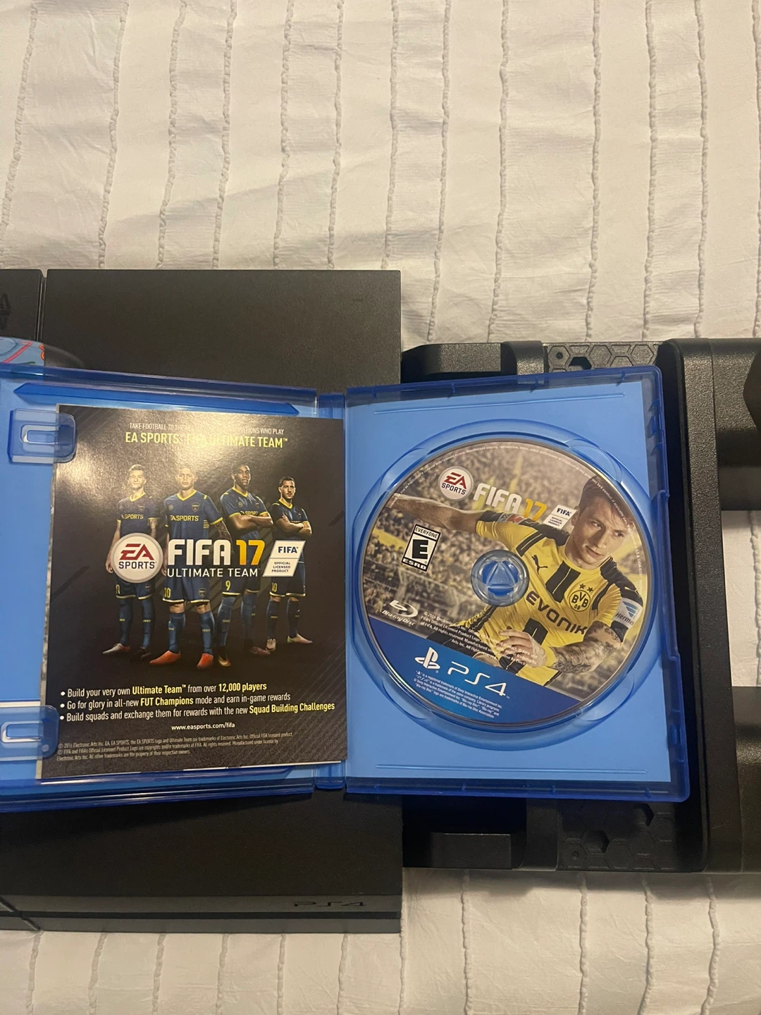 Sony PlayStation 4 Console Bundle with FIFA 17 - photo 4