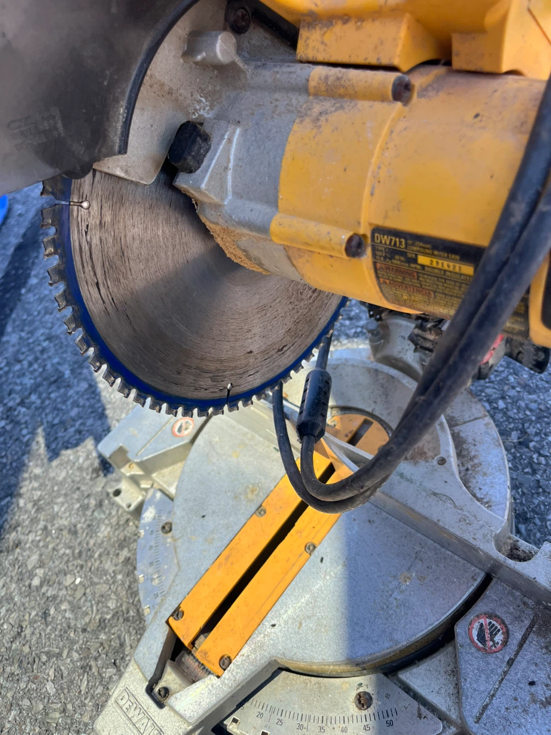 DeWalt DW713 10" Compound Miter Saw - photo 2