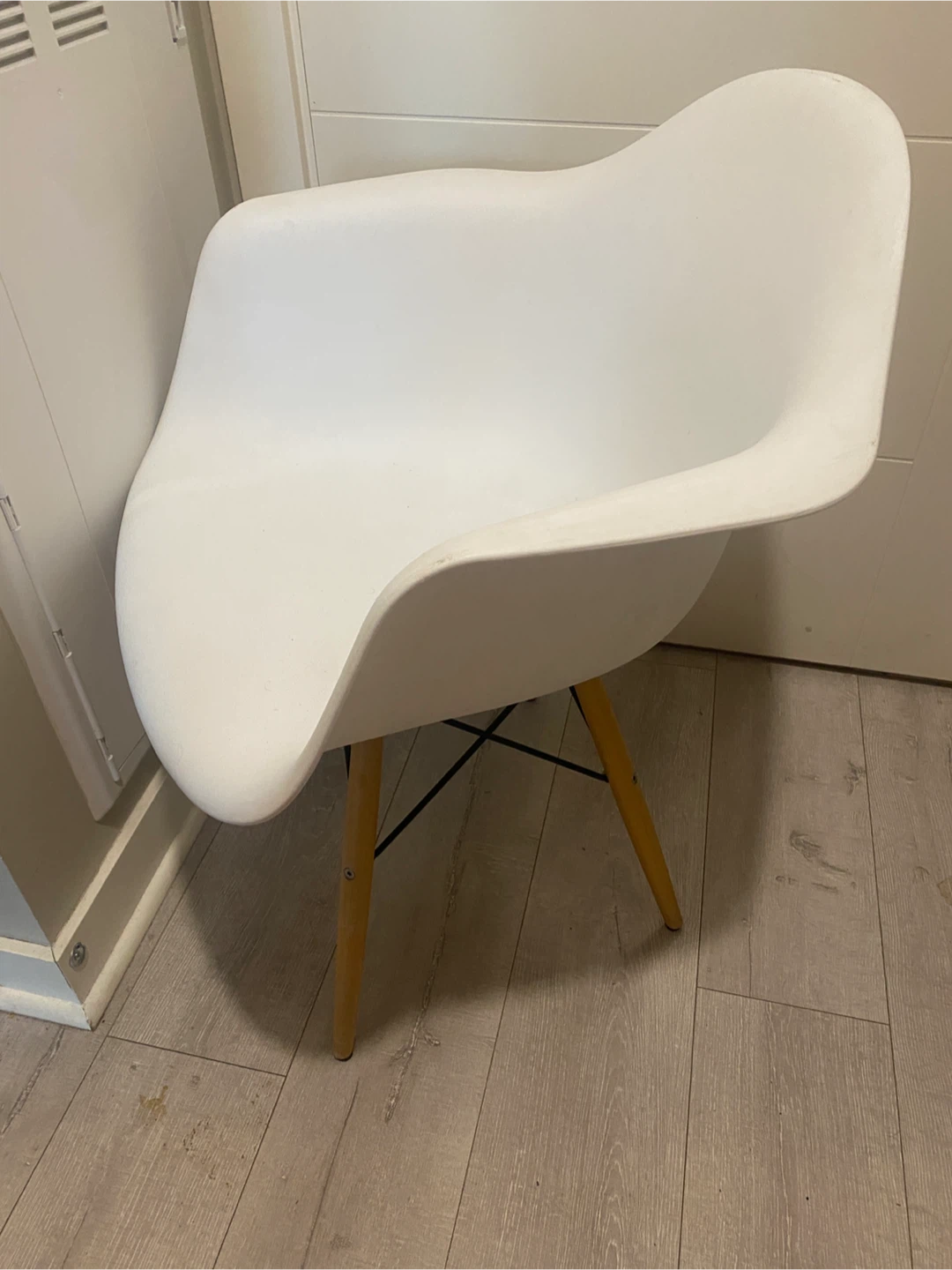 White Accent Chair with Wooden Legs - photo 2