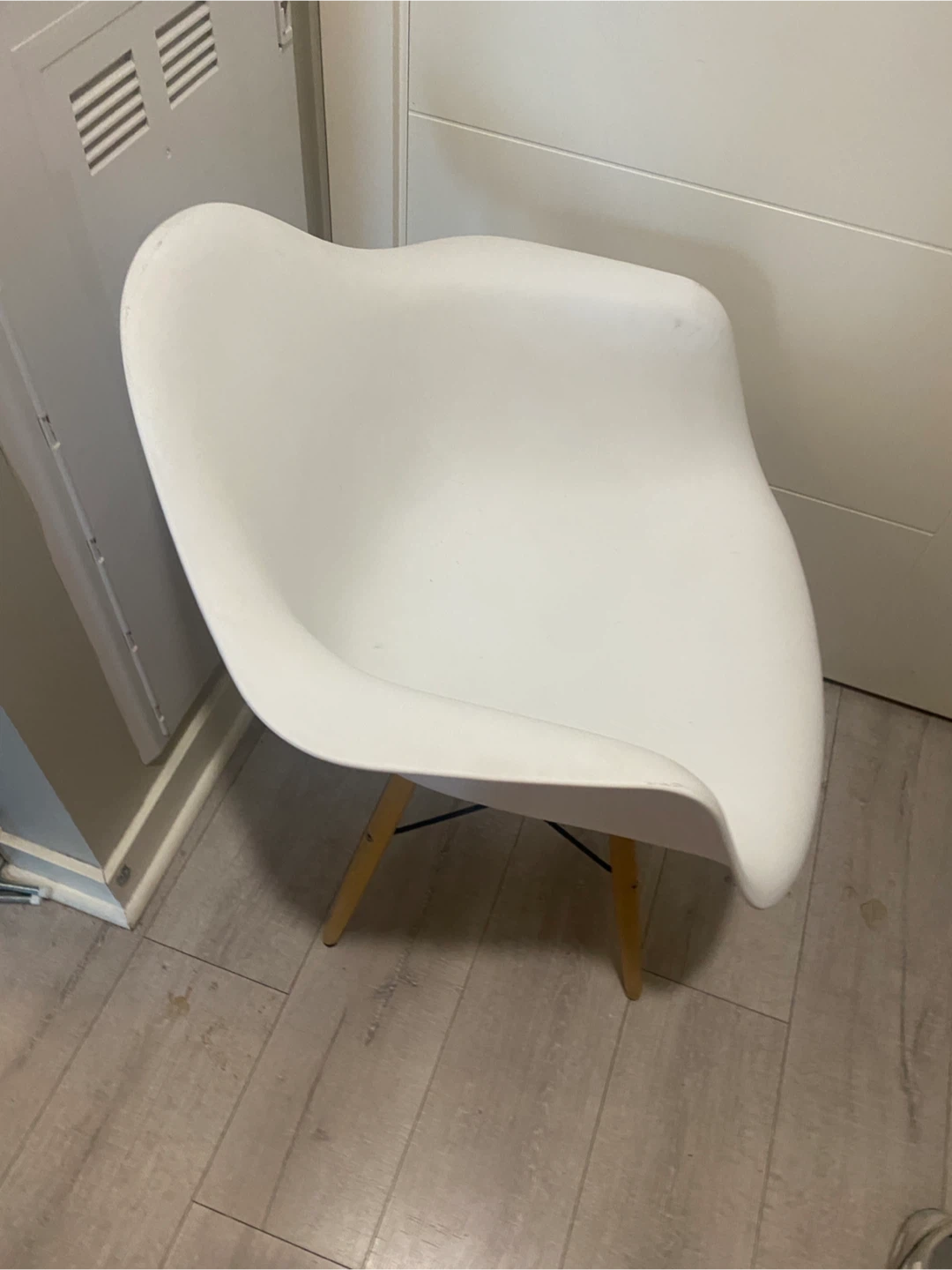 White Accent Chair with Wooden Legs - photo 3