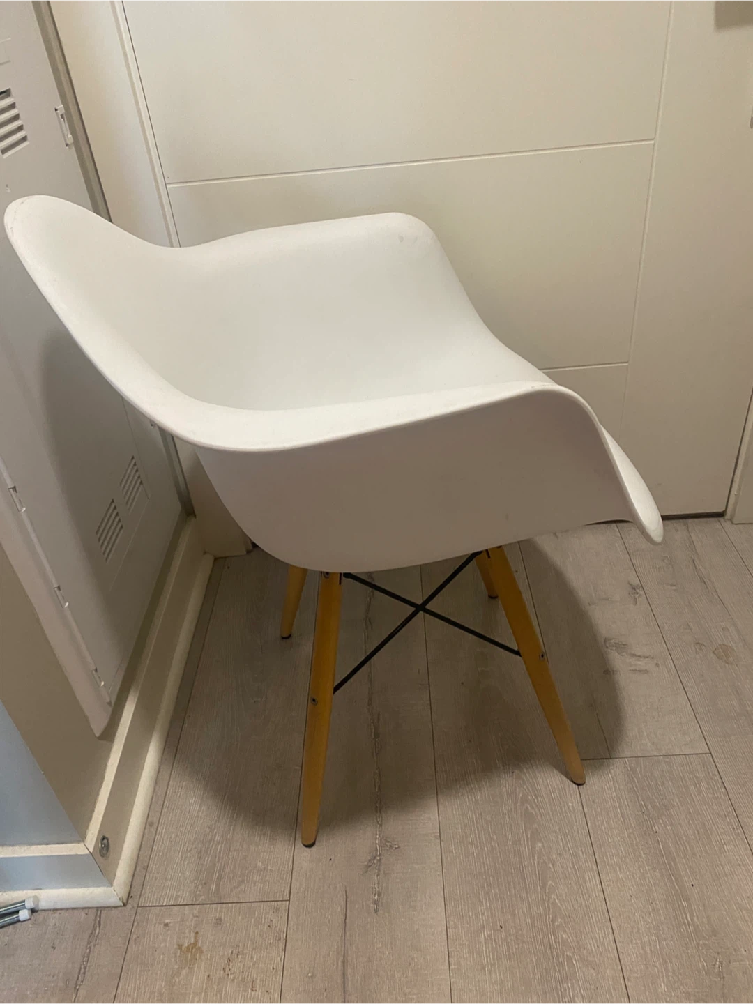 White Accent Chair with Wooden Legs - photo 4