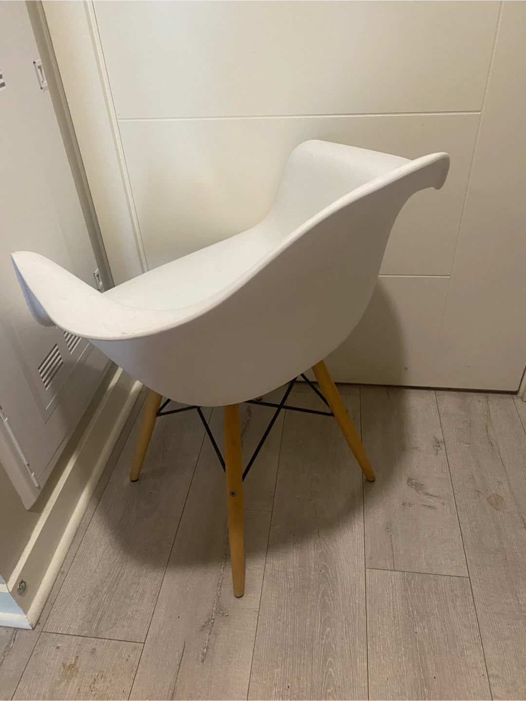 White Accent Chair with Wooden Legs - photo 5