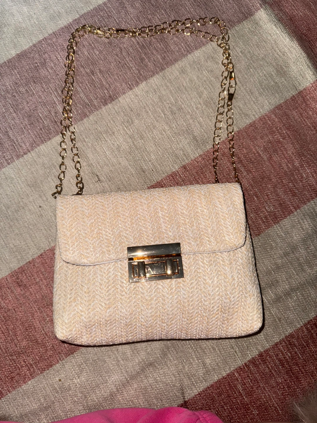 Straw-like crossbody purse with gold chain