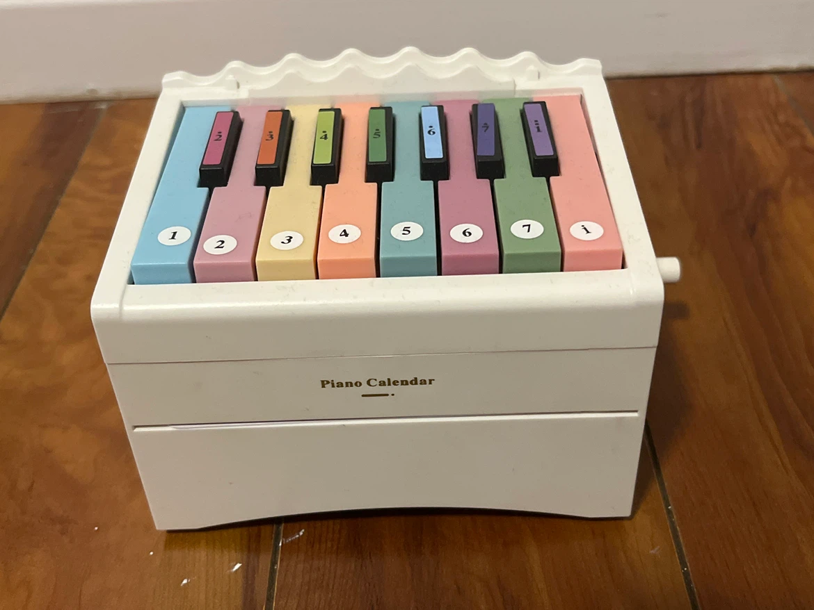 GARAGE SALE ‼️ Piano Calendar with Music Box - photo 3