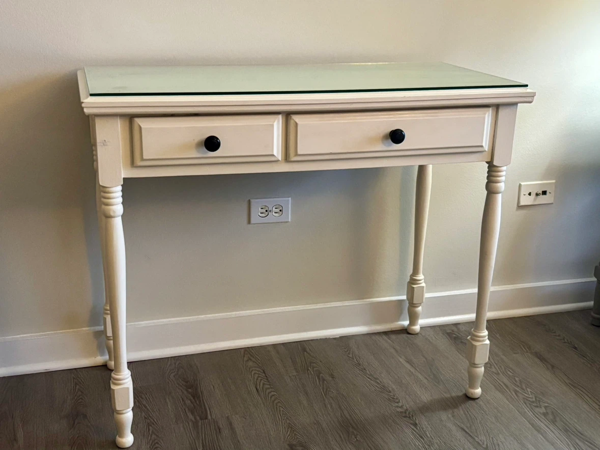 Desk - photo 3