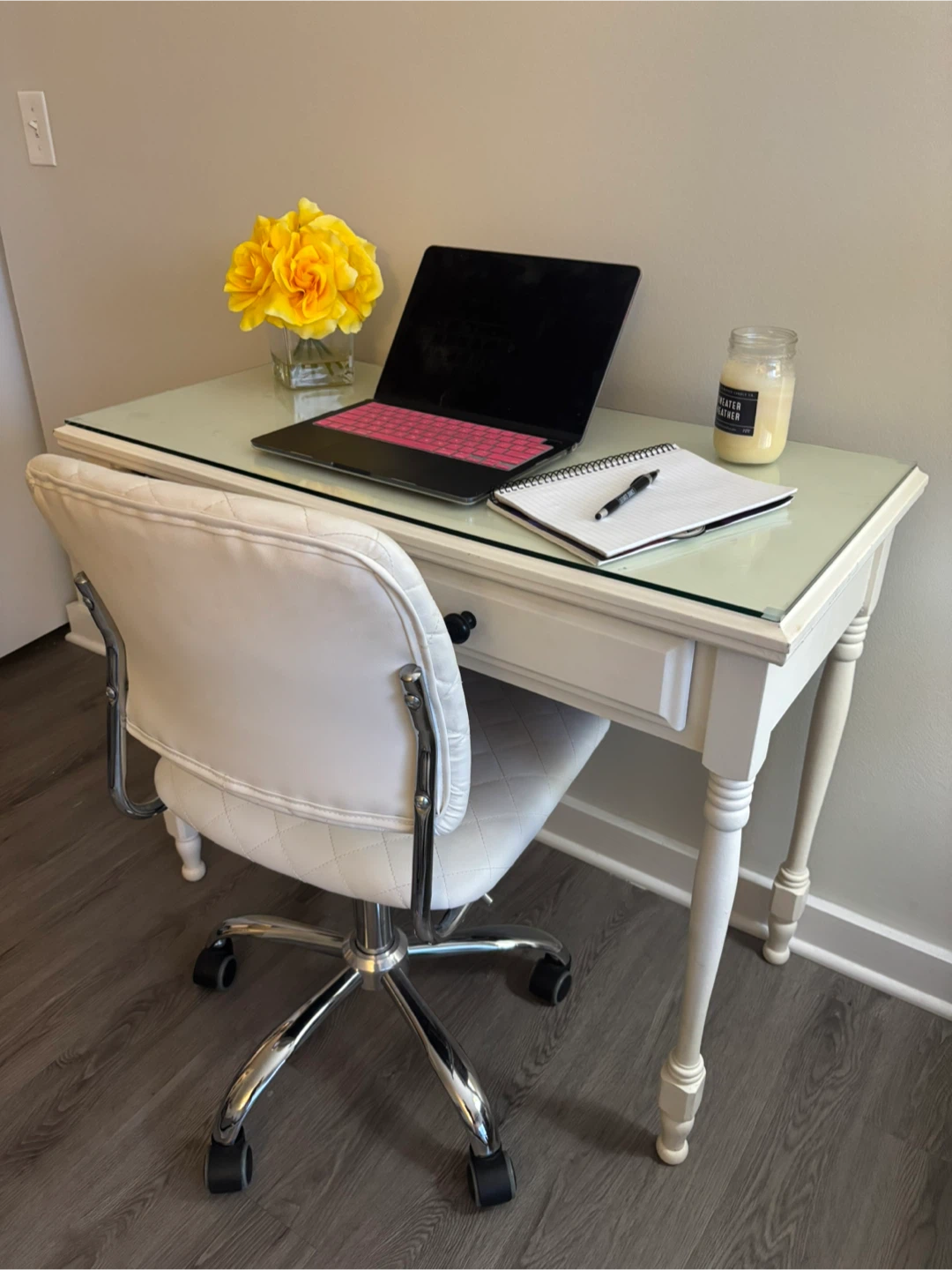 Desk - photo 2
