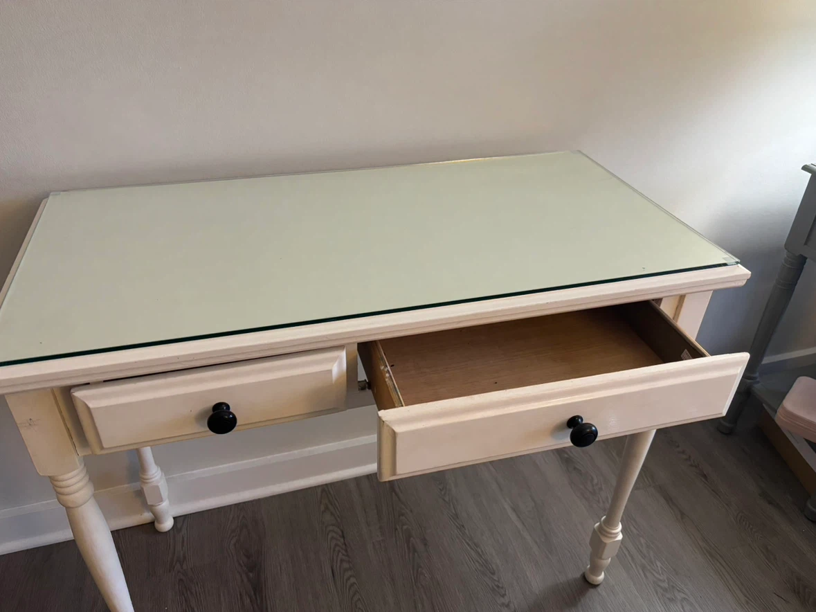 Desk - photo 4